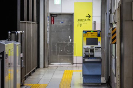 Téléchargez les photos : Tokyo, Japon, 31 octobre 2023 : Ascenseur et zone de manutention des bagages dans une gare japonaise - en image libre de droit
