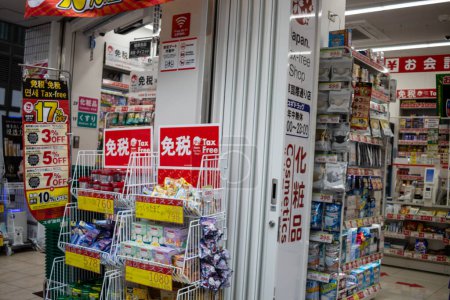 Foto de Tokio, Japón, 31 de octubre de 2023: Stand de revistas en una tienda japonesa de conveniencia - Imagen libre de derechos