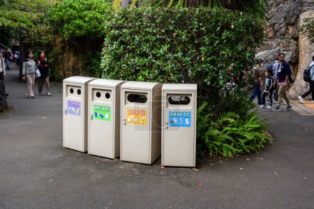 Foto de Tokio, Japón, 31 de octubre de 2023: Papeleras de reciclaje en el Zoológico de Ueno - Imagen libre de derechos