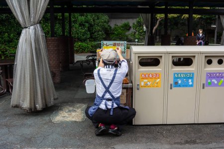 Foto de Tokio, Japón, 31 de octubre de 2023: Clasificación de residuos en contenedores de reciclaje en el Parque Ueno - Imagen libre de derechos