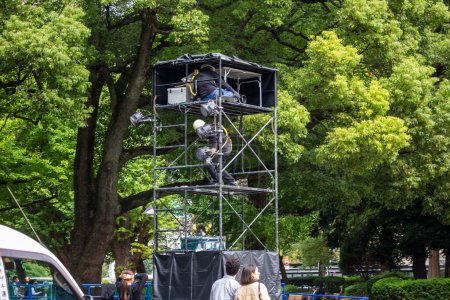 Foto de Tokio, Japón, 31 de octubre de 2023: Configuración de emisiones al aire libre en un parque público - Imagen libre de derechos