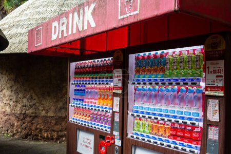 Téléchargez les photos : Tokyo, Japon, 31 Octobre 2023 : Vending Machine Corner in the City - en image libre de droit