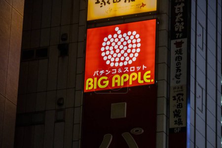 Téléchargez les photos : Tokyo, Japon, 31 octobre 2023 : Panneau lumineux de "BIG APP - en image libre de droit