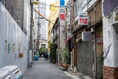 Foto de Tokio, Japón, 31 de octubre de 2023: Callejón estrecho con pequeños negocios y letreros en Tokio - Imagen libre de derechos