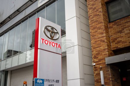 Téléchargez les photos : Tokyo, Japon, 31 octobre 2023 : Signature d'un concessionnaire Toyota dans un quartier commercial - en image libre de droit