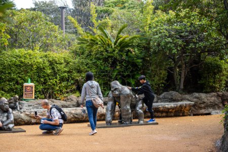 Téléchargez les photos : Tokyo, Japon, 31 octobre 2023 : Visiteurs en interaction avec des statues de gorilles au zoo d'Ueno - en image libre de droit