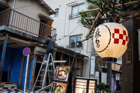 Téléchargez les photos : Tokyo, Japon, 31 octobre 2023 : Lanterne traditionnelle suspendue devant un restaurant à Tokyo - en image libre de droit