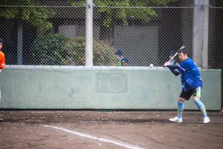 Foto de Tokio, Japón, 31 de octubre de 2023: Joven jugador de béisbol practicando en un parque - Imagen libre de derechos