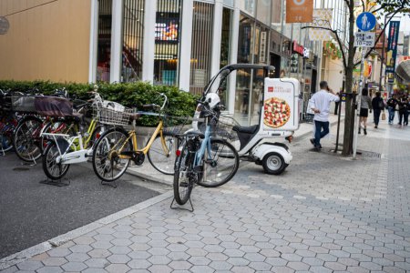 Foto de Tokio, Japón, 31 de octubre de 2023: Bicicletas estacionadas en una calle concurrida de Tokio - Imagen libre de derechos