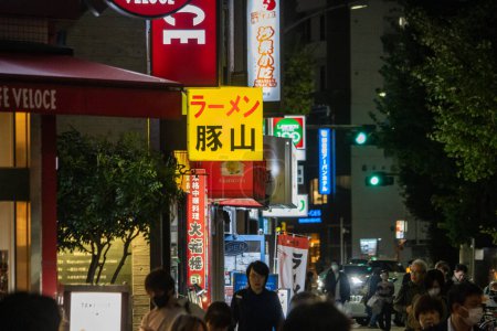 Téléchargez les photos : Tokyo, Japon, 31 Octobre 2023 : Scène de vie nocturne dans la rue occupée de Tokyo - en image libre de droit
