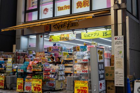 Foto de Tokio, Japón, 31 de octubre de 2023: Tienda de artículos de variedad con letrero de compras libre de impuestos - Imagen libre de derechos