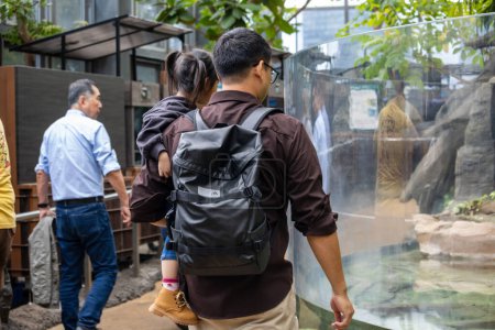 Téléchargez les photos : Tokyo, Japon, 31 octobre 2023 : Visiteurs au zoo observant des animaux - en image libre de droit
