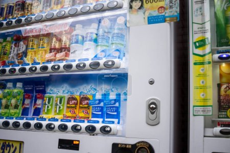 Téléchargez les photos : Tokyo, Japon, 31 octobre 2023 : Un large choix de boissons dans un distributeur japonais - en image libre de droit