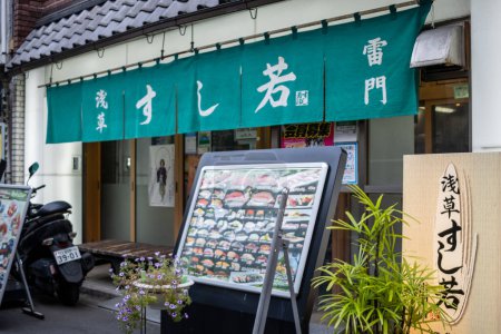 Téléchargez les photos : Tokyo, Japon, 31 Octobre 2023 : Entrée du restaurant Sushi avec affichage du menu et rideau noren traditionnel - en image libre de droit