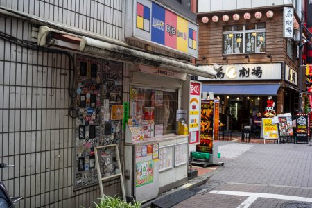 Téléchargez les photos : Tokyo, Japon, 31 octobre 2023 : Devant un magasin local avec diverses affiches et publicités - en image libre de droit