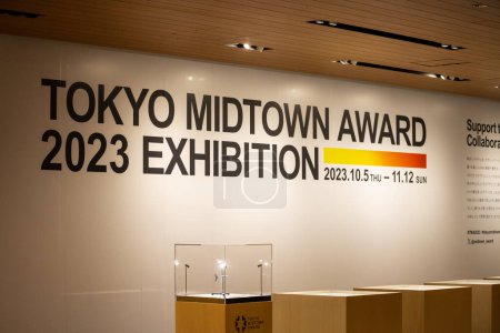 Foto de Tokio, Japón, 31 de octubre de 2023: Tokyo Midtown Award 2023 Banner de exposición en un espacio de galería - Imagen libre de derechos