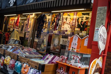 Foto de Tokio, Japón, 31 de octubre de 2023: Frente a una tienda minorista con mercancía colorida en exhibición - Imagen libre de derechos