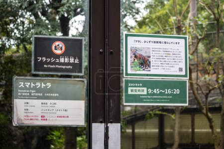 Téléchargez les photos : Tokyo, Japon, 31 octobre 2023 : Signalisation du zoo incluant un avertissement "No Flash Photography" et des heures de visite - en image libre de droit