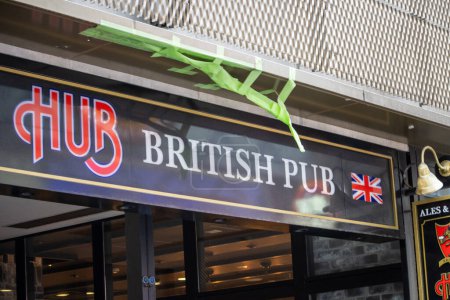 Téléchargez les photos : Tokyo, Japon, 31 octobre 2023 : Façade du HUB British Pub avec signalisation et drapeaux emblématiques - en image libre de droit