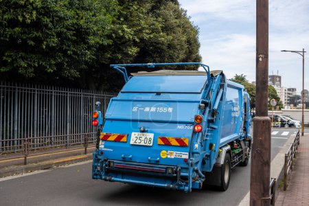 Téléchargez les photos : Tokyo, Japon, 31 Octobre 2023 : Camion de collecte des déchets dans une rue de la ville - en image libre de droit