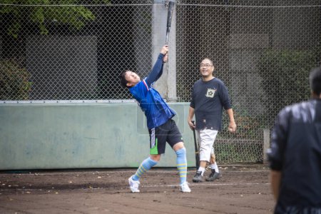 Foto de Tokio, Japón, 31 de octubre de 2023: Gente jugando béisbol en un parque público - Imagen libre de derechos