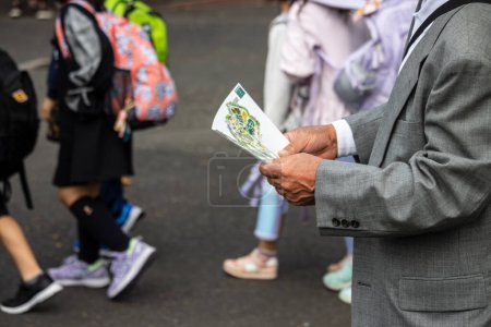 Téléchargez les photos : Tokyo, Japon, 31 octobre 2023 : Une personne distribue des tracts dans une rue animée - en image libre de droit