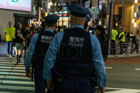 Téléchargez les photos : Tokyo, Japon, 31 octobre 2023 : Des policiers patrouillent dans les rues la nuit - en image libre de droit