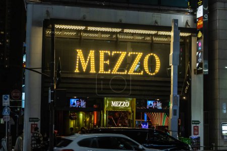 Téléchargez les photos : Tokyo, Japon, 31 Octobre 2023 : MEZZO bar et entrée de restaurant avec néons - en image libre de droit