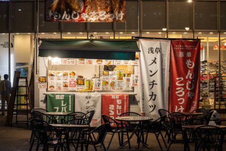 Foto de Tokio, Japón, 31 de octubre de 2023: Zona de comedor informal fuera de un restaurante local por la noche - Imagen libre de derechos
