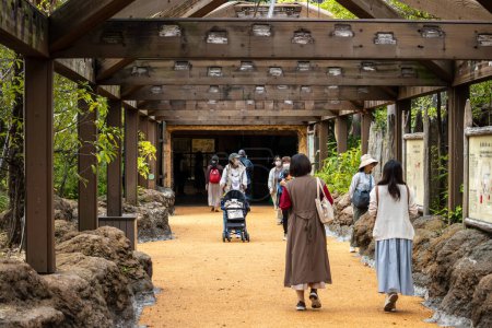 Téléchargez les photos : Tokyo, Japon, 31 octobre 2023 : Visiteurs marchant à travers une galerie en bois dans le zoo d'Ueno - en image libre de droit