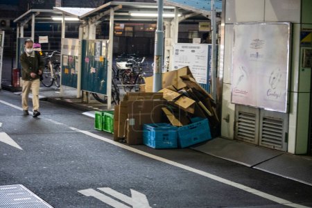 Téléchargez les photos : Tokyo, Japon, 31 octobre 2023 : Un ouvrier nettoie des boîtes en carton devant un magasin - en image libre de droit