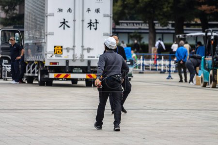 Téléchargez les photos : Tokyo, Japon, 31 Octobre 2023 : Un travailleur dirige un camion dans le parc d'Ueno - en image libre de droit