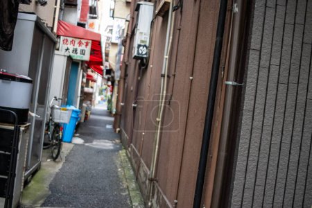 Téléchargez les photos : Tokyo, Japon, 31 octobre 2023 : ruelle étroite entre les bâtiments de Tokyo - en image libre de droit