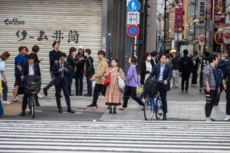 Téléchargez les photos : Tokyo, Japon, 31 octobre 2023 : Des piétons traversent la rue dans le quartier animé de Tokyo - en image libre de droit