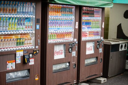 Téléchargez les photos : Tokyo, Japon, 31 Octobre 2023 : Rangée de distributeurs automatiques de boissons à Tokyo - en image libre de droit