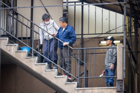 Téléchargez les photos : Tokyo, Japon, 31 octobre 2023 : Des gens descendent un escalier devant un bâtiment - en image libre de droit