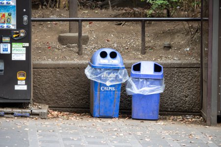 Téléchargez les photos : Tokyo, Japon, 31 octobre 2023 : Poubelles de recyclage publiques à côté d'un distributeur automatique - en image libre de droit
