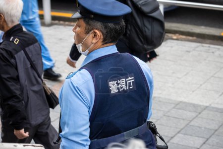 Téléchargez les photos : Tokyo, Japon, 31 octobre 2023 : Officier de police en service dans la ville - en image libre de droit
