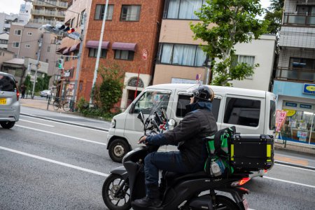 Téléchargez les photos : Tokyo, Japon, 31 Octobre 2023 : Livraison à moto dans les rues de Tokyo - en image libre de droit