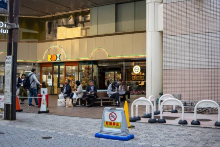 Téléchargez les photos : Tokyo, Japon, 31 Octobre 2023 : Les clients assis devant un restaurant de restauration rapide - en image libre de droit