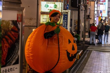 Téléchargez les photos : Tokyo, Japon, 31 Octobre 2023 : Personne en costume de citrouille promotion restaurant à Tokyo - en image libre de droit