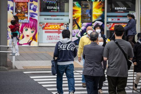 Téléchargez les photos : Tokyo, Japon, 31 octobre 2023 : Des piétons attendent de traverser la rue à Akihabara - en image libre de droit