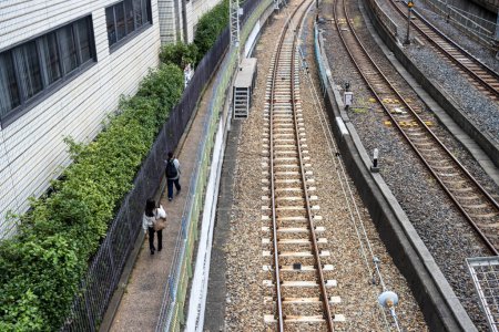 Téléchargez les photos : Tokyo, Japon, 31 octobre 2023 : Vider les voies ferrées urbaines de Tokyo - en image libre de droit