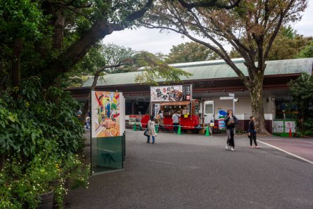 Téléchargez les photos : Tokyo, Japon, 31 Octobre 2023 : Visiteurs marchant dans le zoo d'Ueno près d'un stand de nourriture - en image libre de droit
