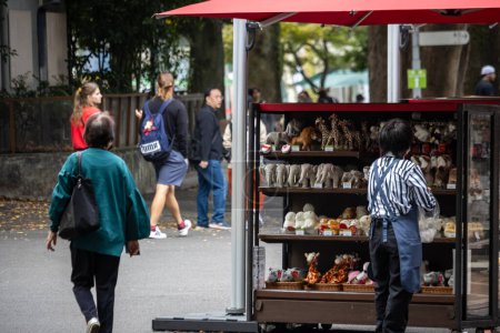 Téléchargez les photos : Tokyo, Japon, 31 octobre 2023 : Des commerçants passent devant un étalage de vendeurs de rue à Tokyo - en image libre de droit