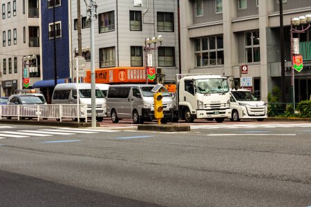 Téléchargez les photos : Tokyo, Japon, 31 octobre 2023 : Camions et véhicules sur une route urbaine avec panneaux de signalisation - en image libre de droit