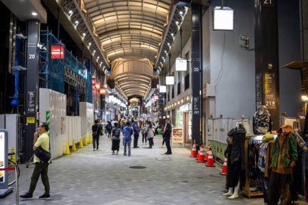 Foto de Tokio, Japón, 1 de noviembre de 2023: Peatones caminando bajo la galería cubierta de una calle comercial - Imagen libre de derechos