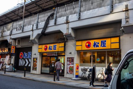 Téléchargez les photos : Tokyo, Japon, 1er novembre 2023 : Des gens marchent près d'un magasin Matsumoto Kiyoshi et d'un magasin de mode INGNI - en image libre de droit