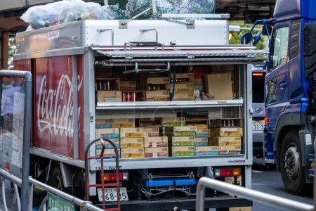 Téléchargez les photos : Tokyo, Japon, 1 Novembre 2023 : Camion de livraison rempli de marchandises, y compris Coca-Cola, dans la rue de la ville - en image libre de droit