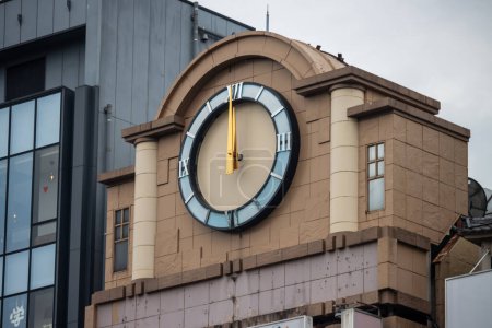 Téléchargez les photos : Tokyo, Japon, 31 octobre 2023 : Grande horloge publique à l'extérieur d'un bâtiment - en image libre de droit
